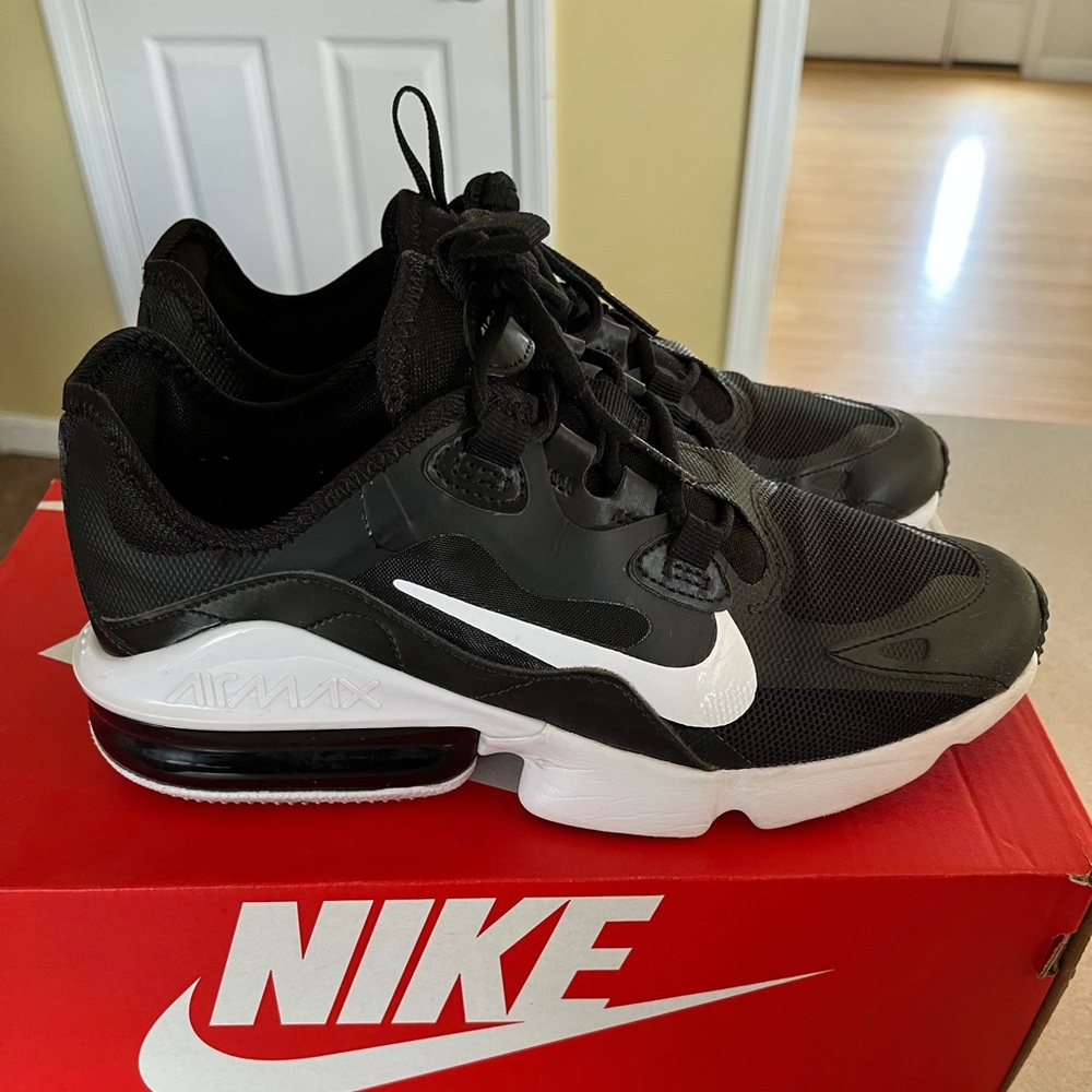 Women’s size 7.5 Nike sneakers